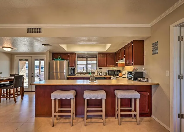 Holiday home 2 Mi To Lake: W/ Fire Pit In Arizona!